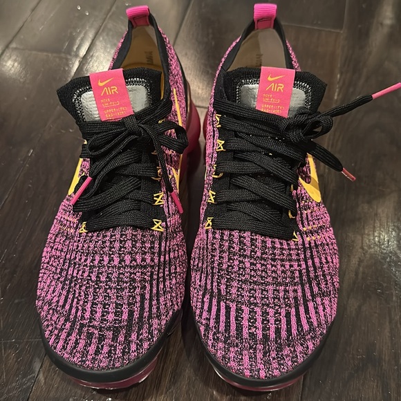 Nike Vapormax size 9. Barely worn. Like new. - Picture 2 of 6